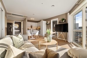 Åpen løsning mot stuen gir en sosial og luftig romfølelse