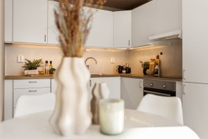 Moderne kjøkken med stilrene fronter og integrerte hvitevarer