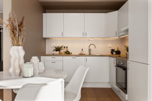 Åpen løsning mot stuen gir en sosial og luftig romfølelse