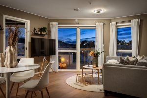 Velkommen til en moderne og attraktiv toppleilighet med ettertraktet hjørneplassering