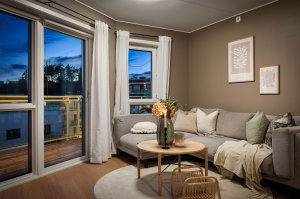 Store vindusflater gir rikelig med naturlig lys i oppholdsrommet