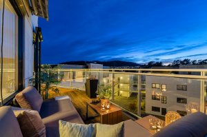 Balkongen fungerer som en naturlig forlengelse av oppholdsrommet