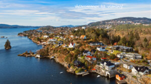 Sameiet ligger i naturskjønne omgivelser med nærhet til sjø og turterreng. Det er kort kjøretid til dagligvare, Åsane Storsenter og Bergen sentrum.