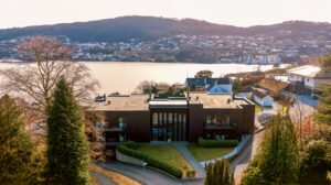 Arkitektonisk flott utforming med et moderne stiluttrykk. Leiligheten er en lekker endeleilighet med trappefri adkomst. Det er fast garasjeplass med ellader samt heis i bygget. 