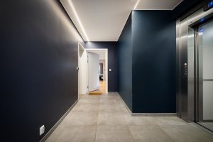 Det er heis i bygget, som bringer deg effektivt ned til garasjeanlegget og den eksterne boden på 5 m².