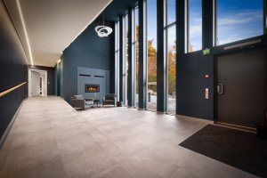 Mektig foaje med ildsted, store vindusflater og sjenerøs takhøyde. Det er kun 8 selveiende seksjoner i sameiet.