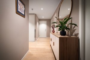 Dette er en meget tiltalende og gjennomført leilighet, som er malt i tidsriktige og harmoniske fargetoner.