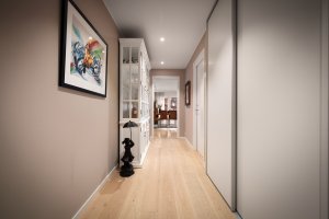 I gangen er det en skyvedørsgarderobe til oppheng av ytterklær og plass til sko etc.