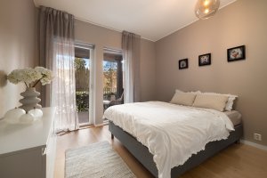 Leiligheten er svært innholdsrik med 3 soverom, 2 innbydende baderom (hvorav det ene er dedikert til master-soverom samt eget vaskerom/bod.