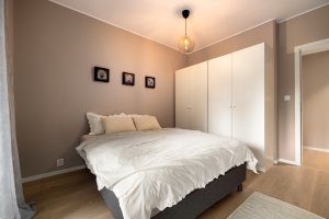 Innbydende soverom med tilhørende garderobeskap.