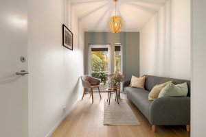 Utsnitt av soverom 2. Det lekre 1-stavs eikeparkettgulvet er gjennomgående i leiligheten (eks. flislagt areal), og skaper et helhetlig inntrykk.