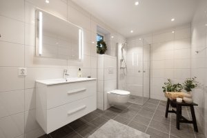 Stilrent bad med fliser fra Villeroy & Boch. Moderne baderomsinnredning med speil i overkant (integrert belysning).