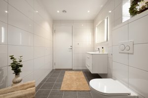 Det er innfelte downlights i himlingen og behagelig varme i gulvet.