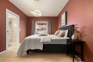 Bildet viser master-soverom som har god størrelse, skyvedørsgarderobe og eget baderom.