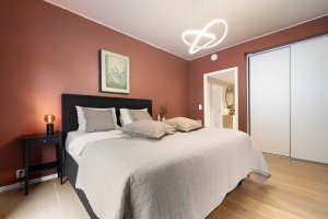 Her er det lett å falle til ro. Hovedsoverommet er som en egen privat suite.