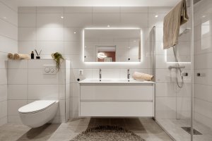 Tiltalende bad som er dedikert til master-soverom.