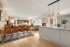 Det er åpen løsning mellom stue og kjøkken, som gir en fin "flyt" mellom rommene.