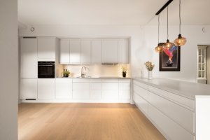 Lekkert Sigdal kjøkken med tilhørende hvitevarer.