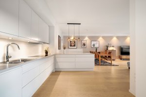 Det er rikelig med skap og benkeplass på kjøkkenet.