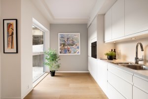 Kjøkkenet er rigget for kokkelering og gode matopplevelser. Legg merke til det store vinduet, som gir gode lysforhold.