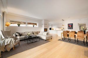 Stuen fremstår som koselig innredet. Her får man god plass til sofagruppe og spisestuebord.