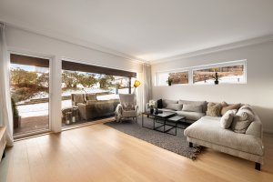 De store vindusflatene fra gulv til tak bringer nærmest naturen inn i rommet. Det er begrenset med innsyn.