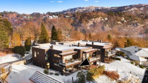 Velkommen til denne eksklusive 4-roms eierleiligheten på 124 m2, med ypperlig beliggenhet i Sameiet Villa Åstvedt.