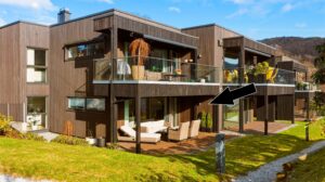 Dette er en nydelig endeleilighet med tre frie sider. Villa Åstvedt har en flott beliggenhet like i nærheten av sjøen og Bergen Golfklubb sitt flotte golfanlegg på Åstveit.