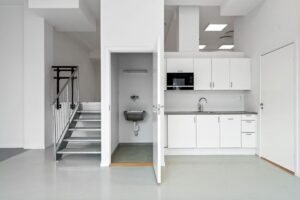 Mellom kjøkken og trapp til øvre plan, er det et vaskerom.