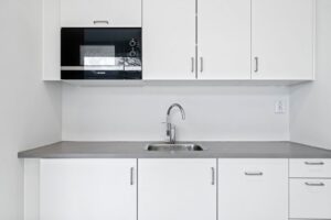 Her får man et moderne kjøkken med integrerte hvitevarer.