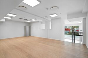 Det øvre planet består av ett lysmalt og åpent rom med plass til flere arbeidsstasjoner eller lignende.