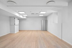 Flere lyspunkter i himlingen gir gode lys- og arbeidsforhold.