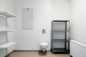 Badet er oppgradert med rør-i-rør system og flislagt gulv. Det er også innlagt fjernvarme i bygget med radiator på badet.