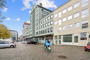 Det er offentlig parkering like ved, som gjør det enkelt for tilreisende kunder.