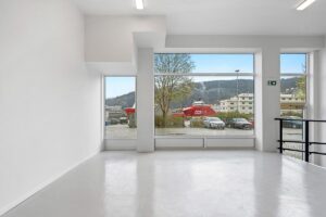 Overflatene er malt i lyse og nøytrale fargetoner. Det er linoleumsbelegg på gulvet.