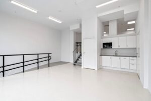 Lokalet går over to-plan og har en arealeffektiv romløsning. Samlet bruksareal utgjør 93 m² (BRA). 