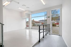 Utsnitt av inngangspartiet (det er kodelås på inngangsdøren). Lokalet leveres ledig for kjøper ved overtagelse. 