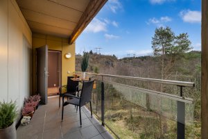 Skjermet balkong i rolige omgivelser.