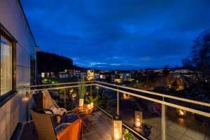 Nordvendt balkong på ca. 8,7 m² med lite innsyn.