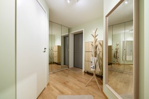 Romslig gang med god oppbevaringsplass.