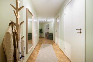 Velkommen hjem – lys og romslig entré.