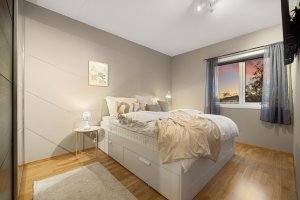 Romslig hovedsoverom med plass til dobbeltseng.