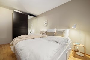 Hovedsoverom med skyvedørsgarderobe.