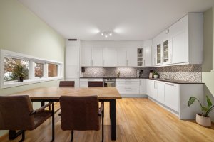 Kjøkkeninnredning fra Norema med integrerte hvitevarer.