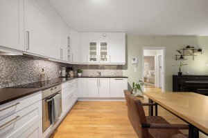 Integrerte hvitevarer medfølger. 