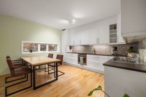 Kjøkkenbord og stoler medfølger. 