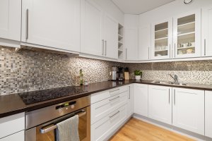 Praktisk kjøkken med god skap- og benkeplass.