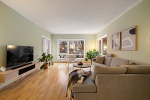 Lys stue med store vindusflater.