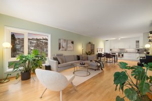 Romslig og åpen stue- og kjøkkenløsning på ca. 44 m² med gode møbleringsmuligheter.
