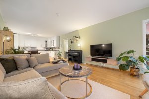 Romslig stue med gode møbleringsmuligheter